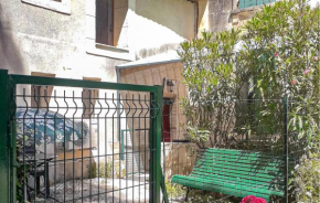 Awesome Apartment In Arles With Wifi